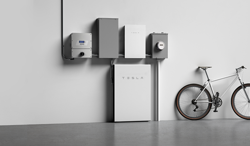 Tesla Powerwall in einer Garage