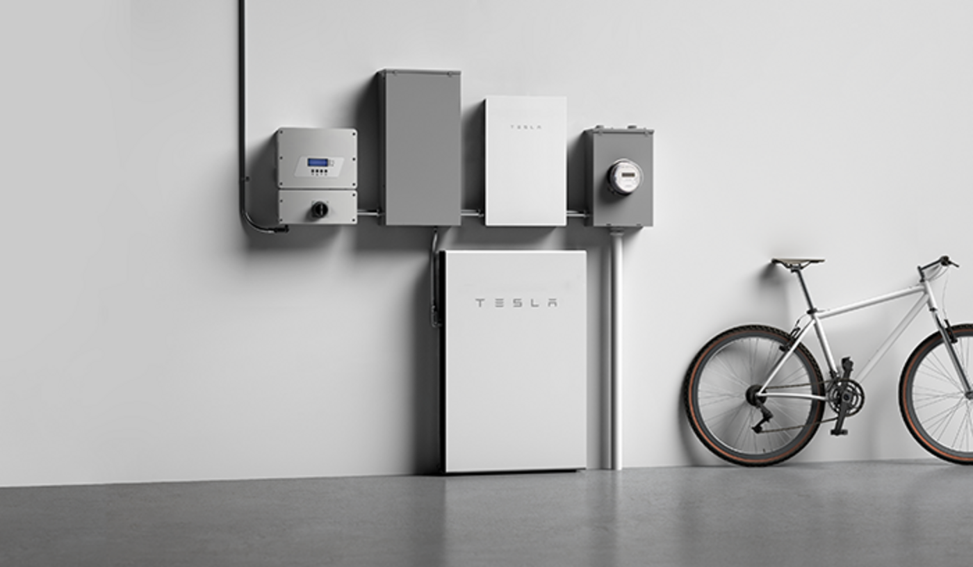 Tesla Powerwall in einer Garage